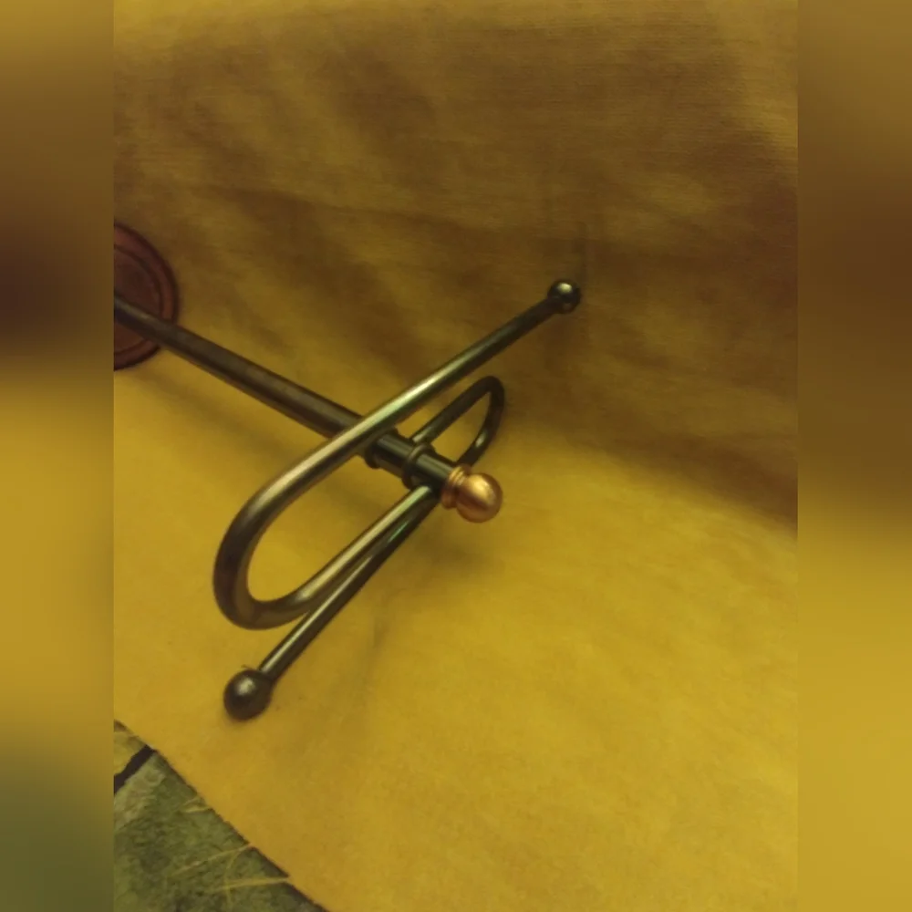Metallic towel rack